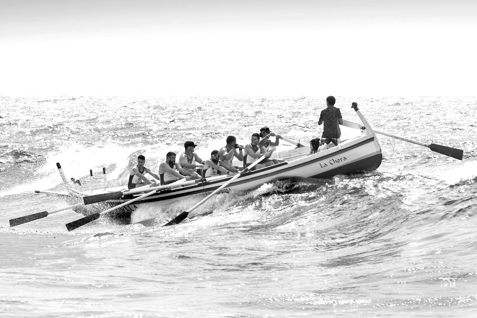 Équipe d’aviron guidée par un barreur, image de la gouvernance